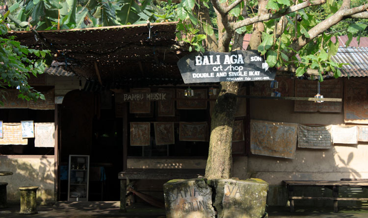 Artshop tradisional yang menjual hasil kerajinan tangan asli yang hanya ada di Desa Tenganan. Desa Tenganan terkenal dengan tenun ikat yang dibuat secara handmade - foto: Lokabali.com